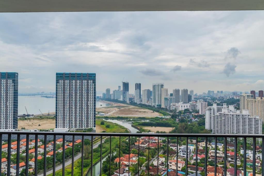 Deluxe Seaview Suite Twin Bed By The Only Bnb Tanjung Tokong Экстерьер фото